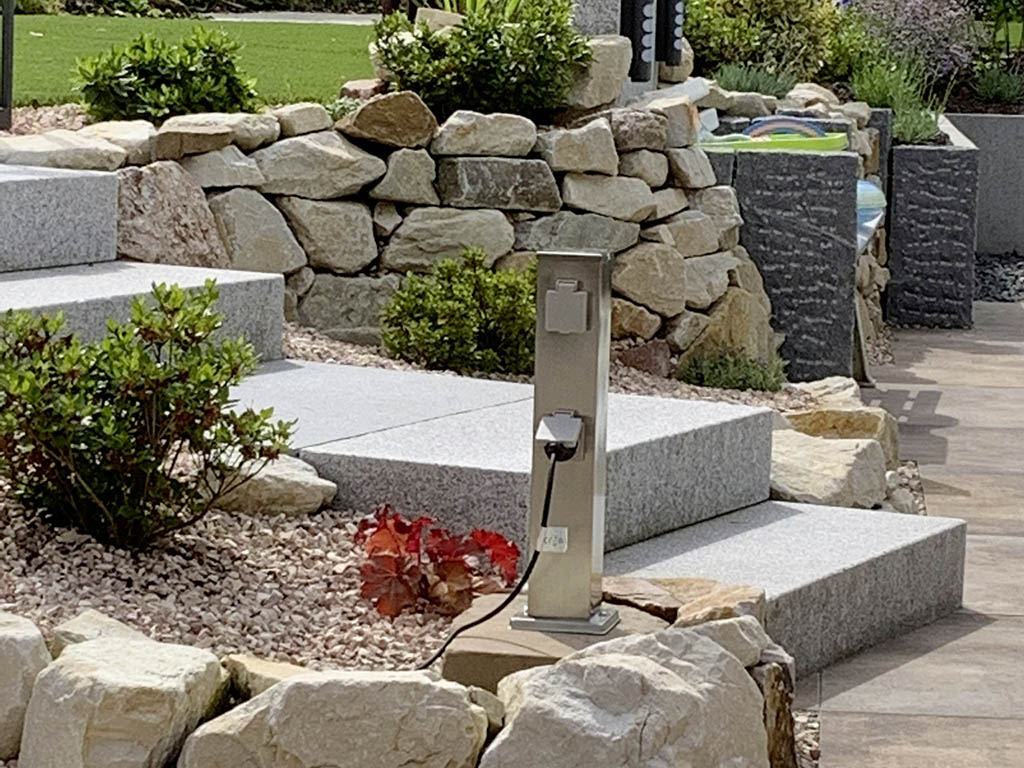 Treppe und Pflanzbeete