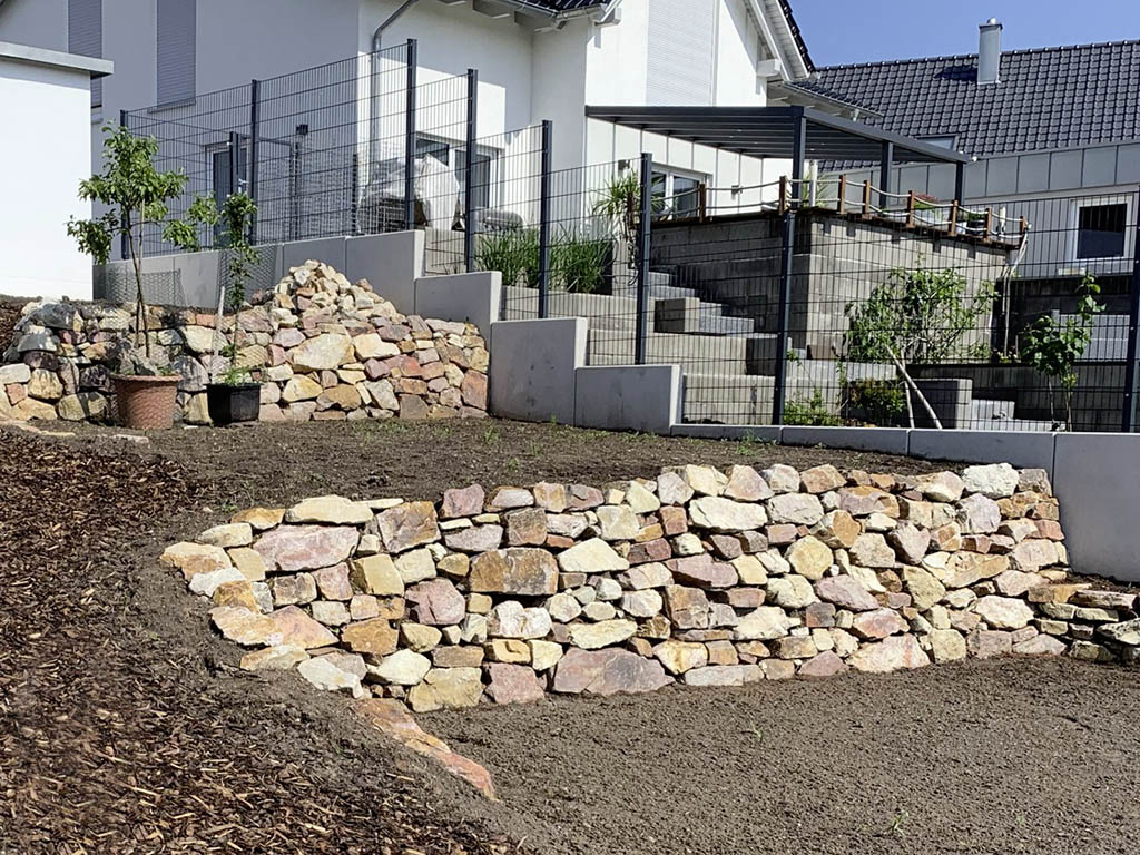 Hangabstufung mit Trockenmauern