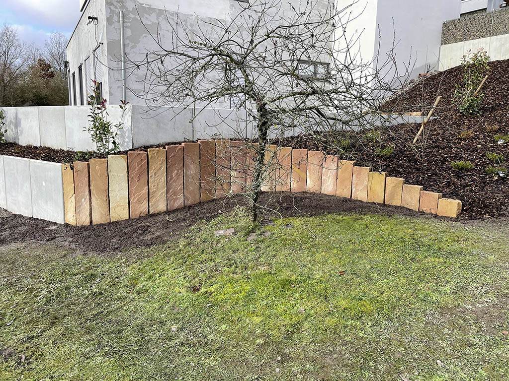 Sandsteinpalisaden und Mauerscheiben 