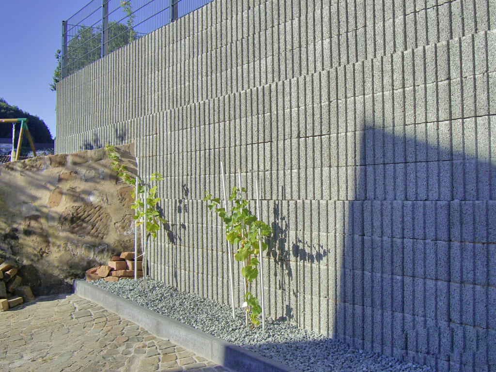 Mauer mit Rasterflorsteinen