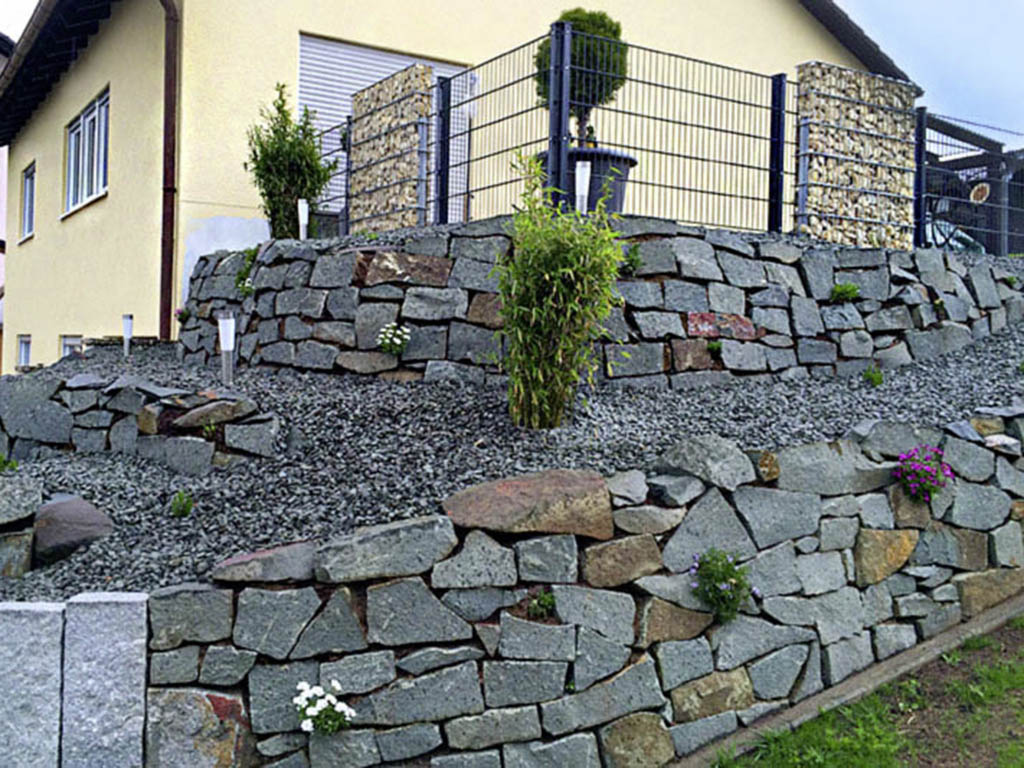 Hang mit Melaphyr-Trockenmauern und Zaungabionen