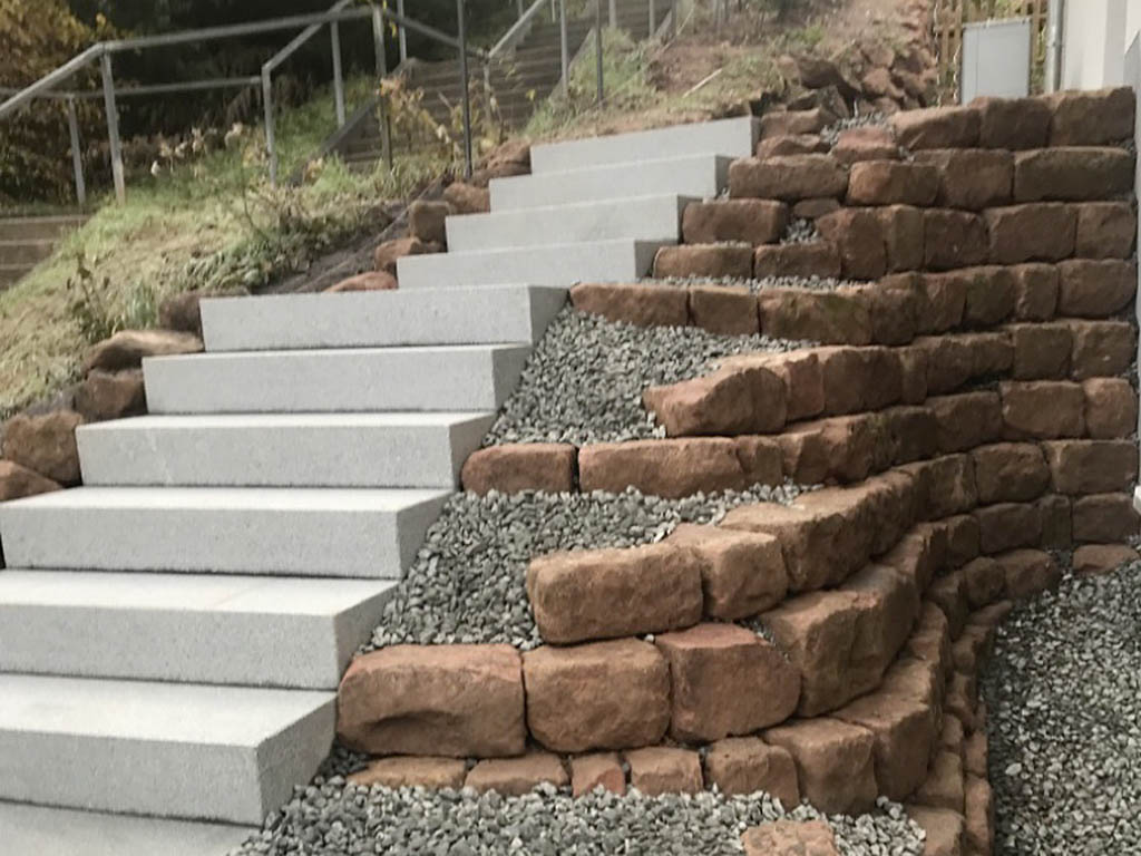 Treppe mit Sandsteintrockenmauer 