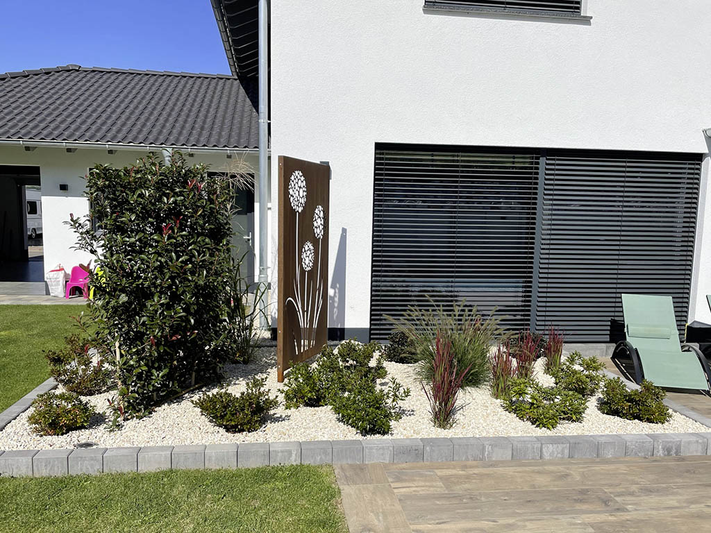 Vorgarten mit Azaleen und Gräsern  