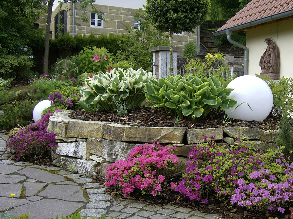 Japanische Azaleen und Stauden