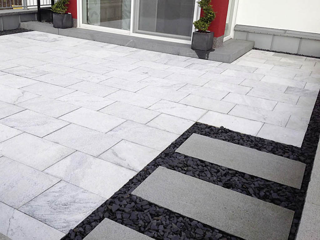 Terrasse mit Gletschereisplatten und Schrittplatten 