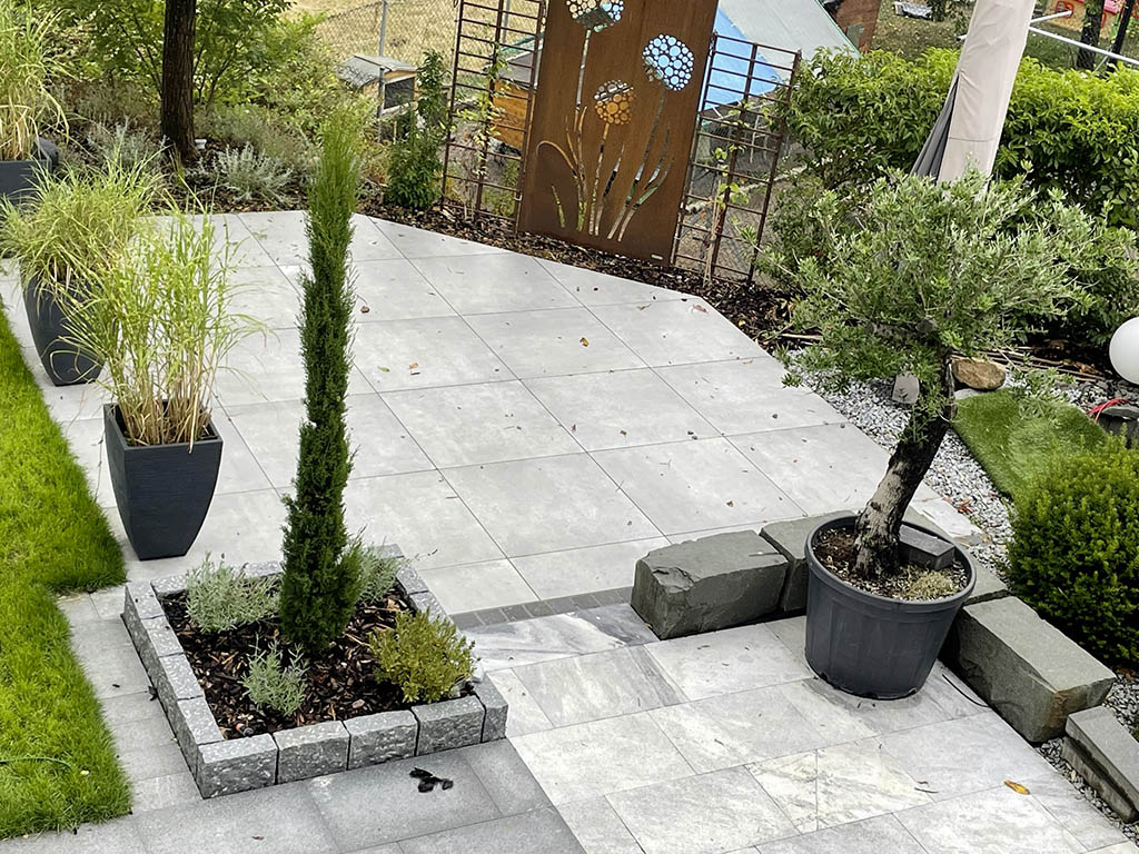 Sitzplatz mit Keramikplatten 