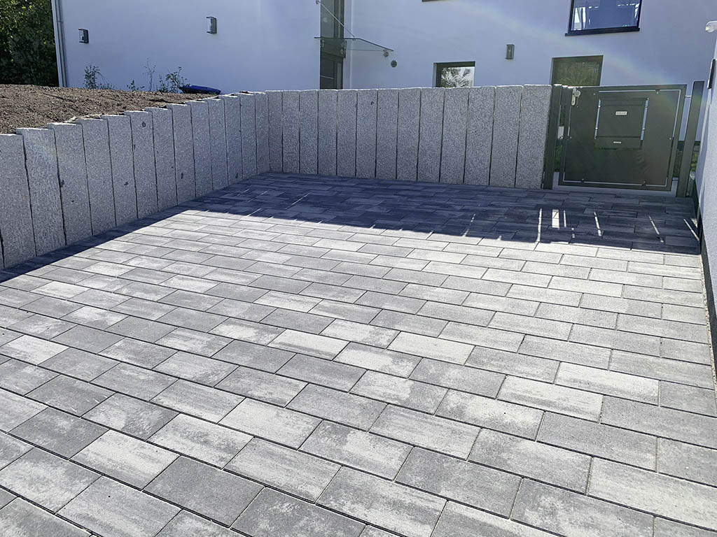 Pflaster grau-anthrazit mit Granitpalisaden