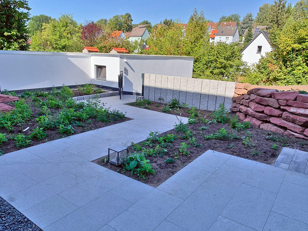 Zugang mit dunklem Granit 