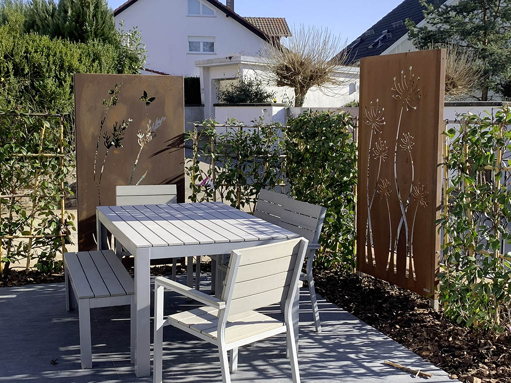 Sitzplatz mit Pflaster und Sichtschutz