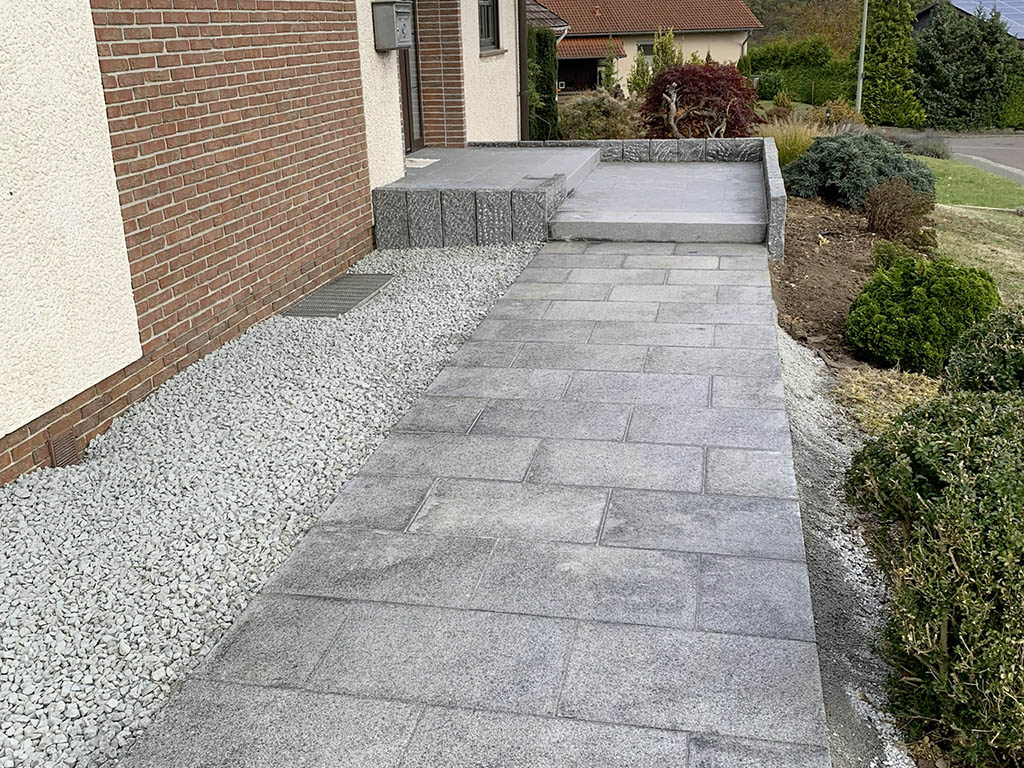 Eingang mit dunklem Granit 