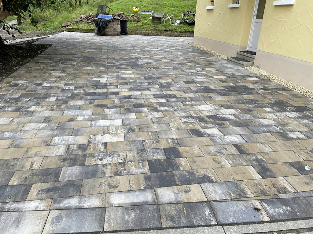 Zufahrt in Pflaster Muschelkalk-Mix 
