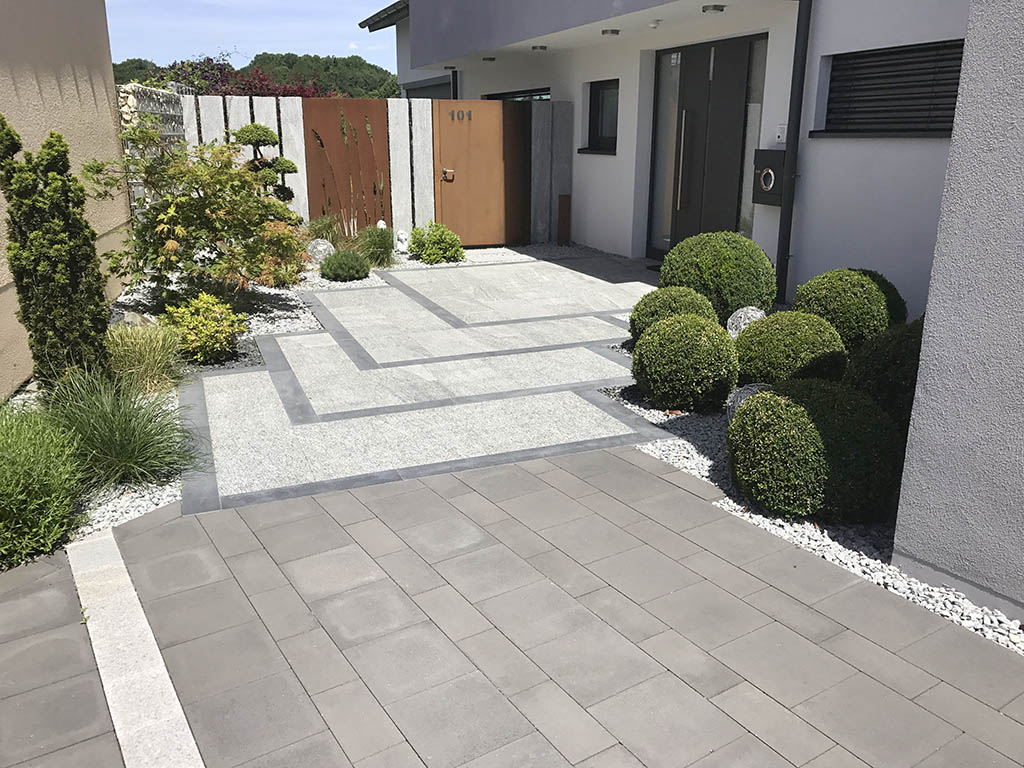 Helle Granitplatten mit dunkler Graniteinfassung 