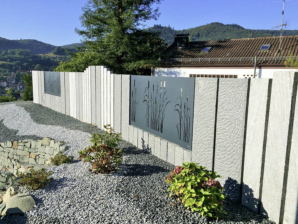 Natursteinstelen mit lackierten Stahlelementen