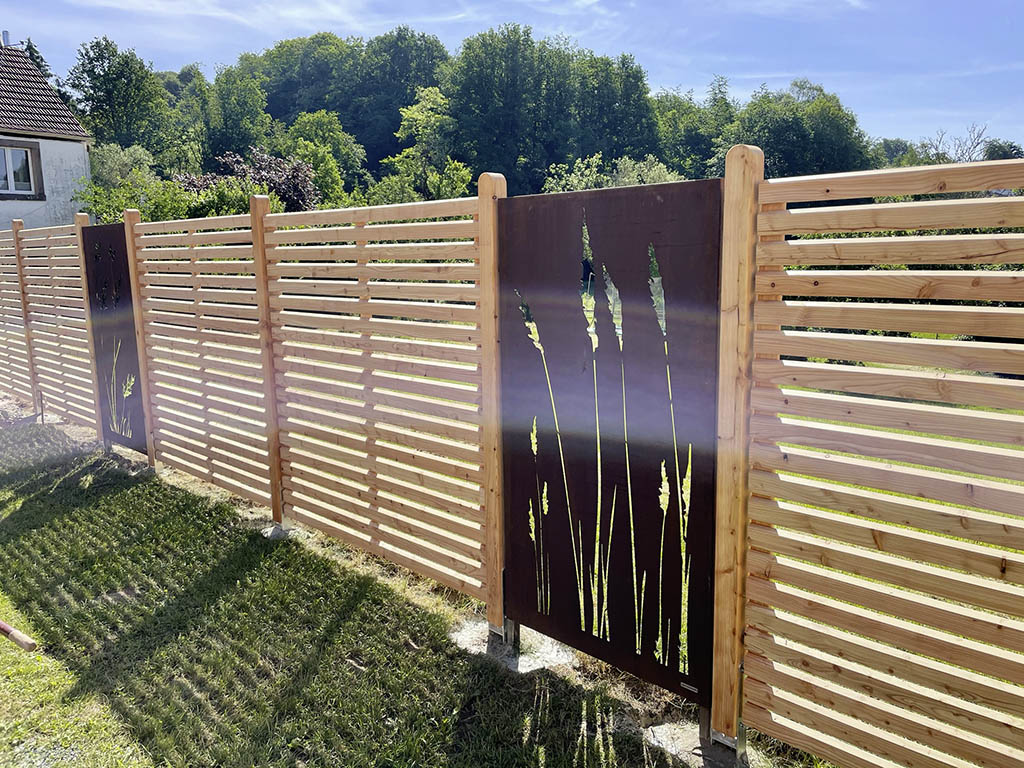 Holzfelder mit Rhombus-Lattung und Cortenstahlelementen
