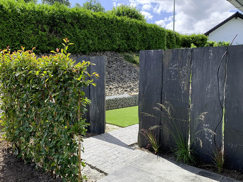 Schieferbretter kombiniert mit Pflanzenspalieren 