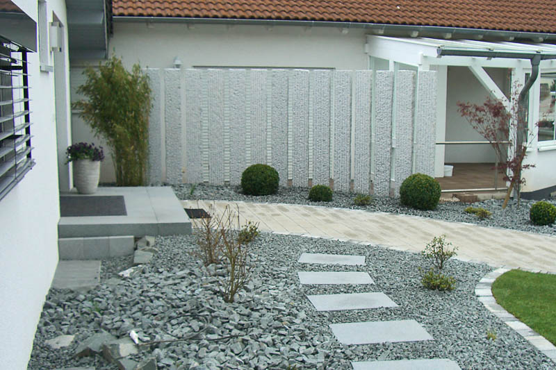 Granitpalisaden als Lamellenvorhang 