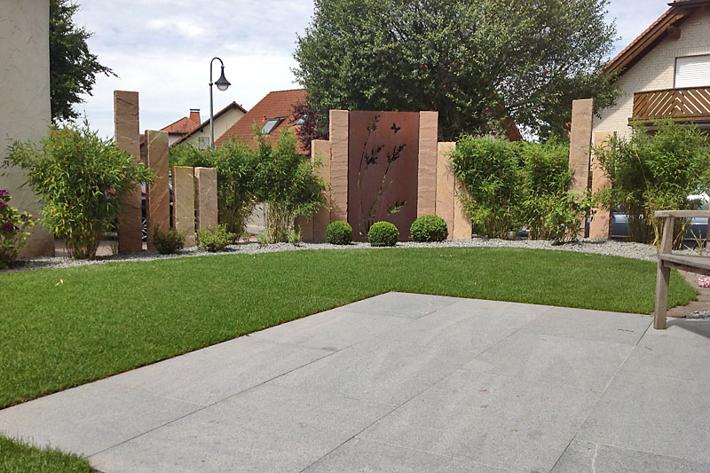 Sandsteinpalisaden, Cortenstahl, Bambus und Buchs