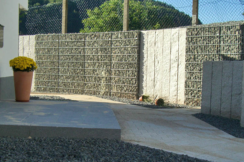 Blickdicht mit Zaungabionen und Granitpalisaden 