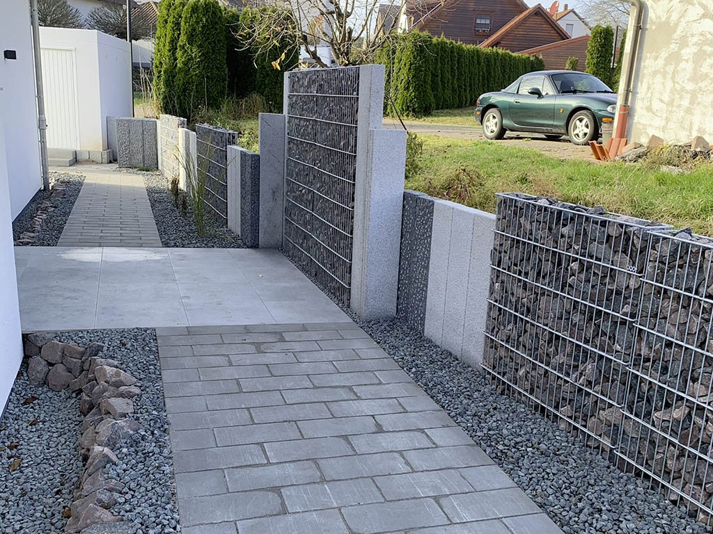 Abschottung mit Palisaden und Gabionen