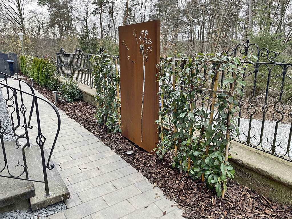 Cortenstahl und Pflanzenspaliere