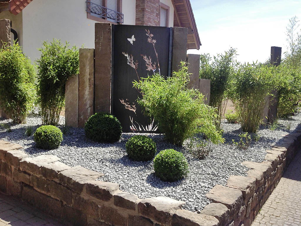 Sichtschutz mit Sandsteinstelen und Cortenstahl 