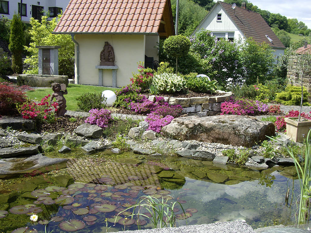 Gartenteich mit Ausstattung