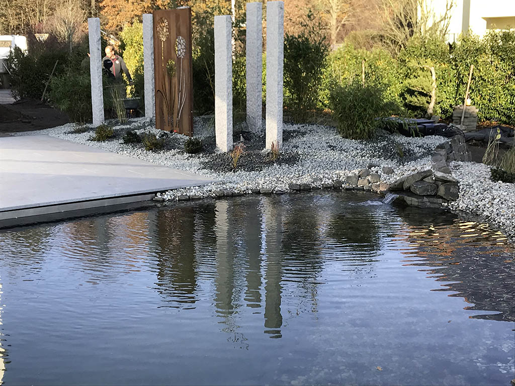Gartenteich mit Natursteinstelen 