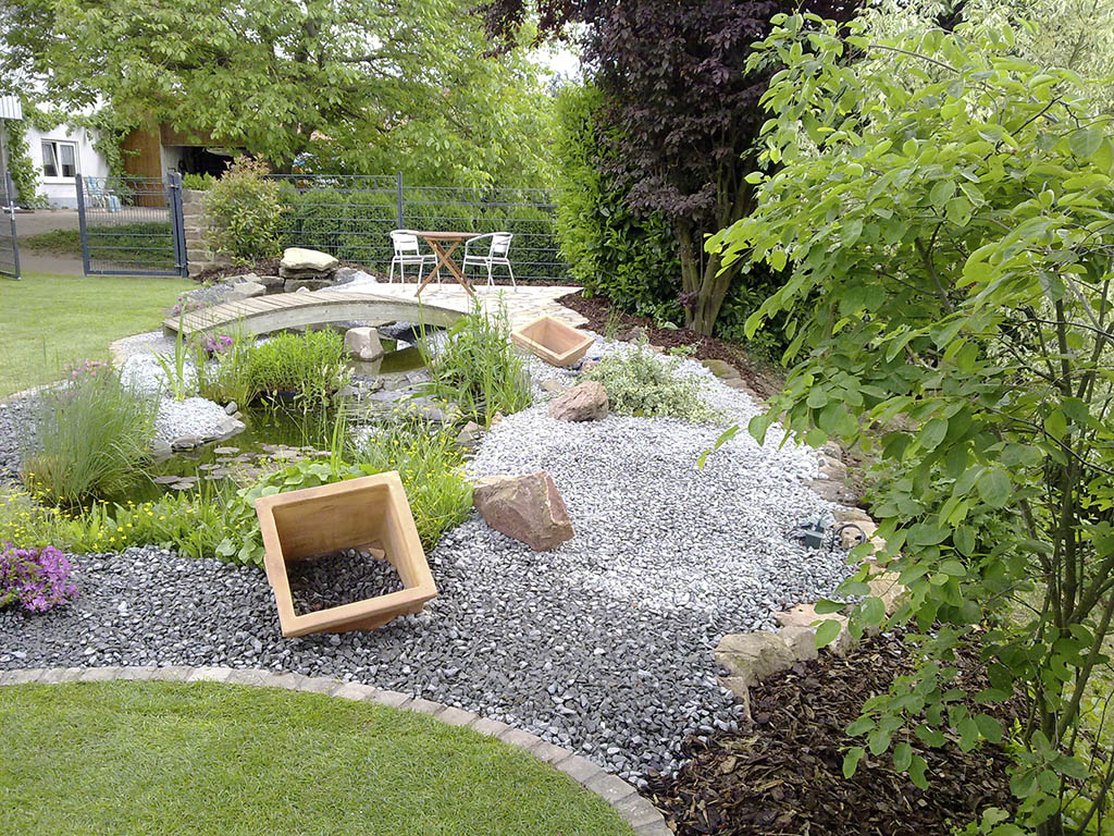 Bachlauf mit Holzbrücke