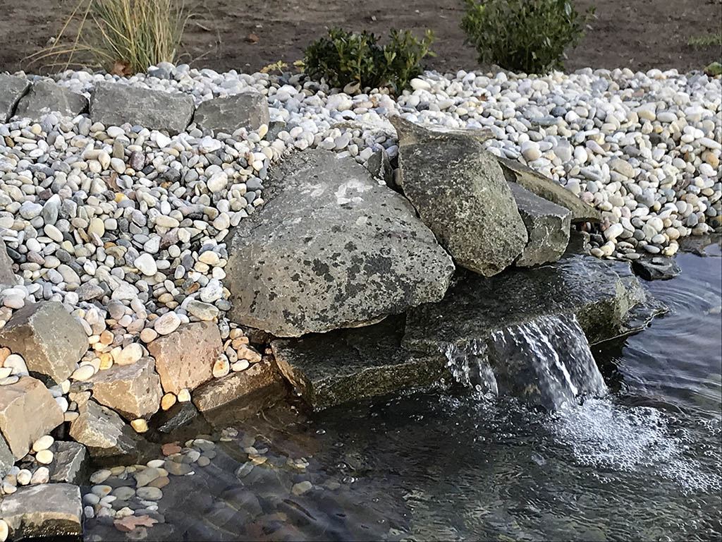 Quelle aus Natursteinen 