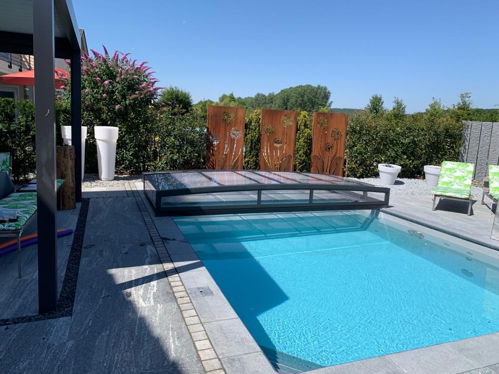 Pool mit flacher Abdeckung